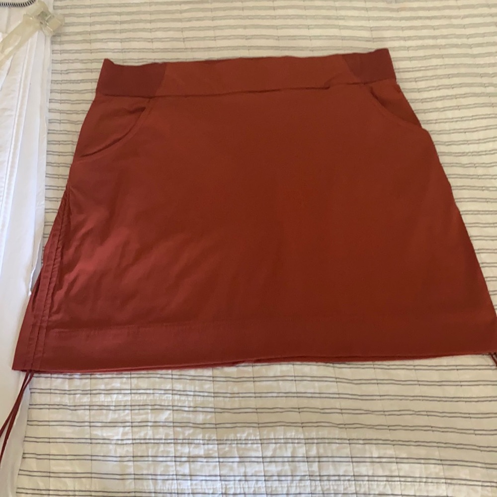 Columbia Nantucket red skort size large